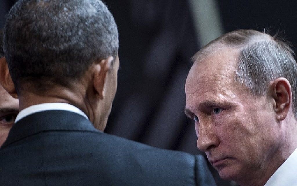 US President Barack Obama (L) and Russia's President Vladimir Putin talk before an economic leaders meeting at the Asia-Pacific Economic Cooperation Summit at the Lima Convention Centre on November 20, 2016 in Lima (AFP PHOTO / Brendan Smialowski)