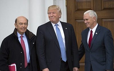 President-elect Donald Trump(C) and Vice President-elect Mike Pence pose for a photo with Wilbur Ross(L), who is under consideration for commerce secretary at the clubhouse of Trump National Golf Club November 20, 2016 in Bedminster, New Jersey. (AFP PHOTO / Don EMMERT)