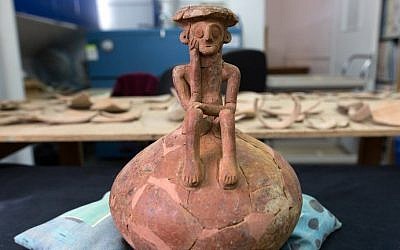 A picture taken on November 23, 2016 shows a 3,800-year-old jug from the Middle Bronze Age, featuring a human sculpture, displayed at the Israel Antiquities Authority lab in Jerusalem after it was unearthed during an archaeological excavation ahead of the construction of new buildings in Yehud. (AFP PHOTO / MENAHEM KAHANA)