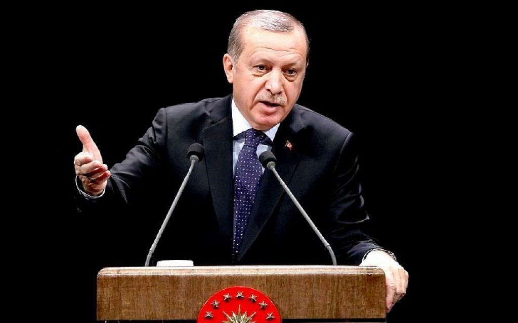 Turkish President Recep Tayyip Erdogan addresses a speech to  teachers during a ceremony on November 24, 2016 marking Teachers' Day, at Bestepe People's Congress and Culture Center in the Presidential Complex in Ankara (AFP PHOTO / ADEM ALTAN)