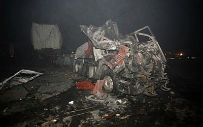 A picture shows the wreckage of a truck following a suicide bombing that targeted Shiite pilgrims returning from the Arbaeen commemoration in Karbala, on November 24, 2016. (AFP/Haidar HAMDANI)