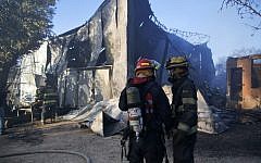 Israeli firefighters inspect the damage to the community of Beit Meir in the Jerusalem hills , on November 25, 2016. (AFP/Ahmad Gharabli)