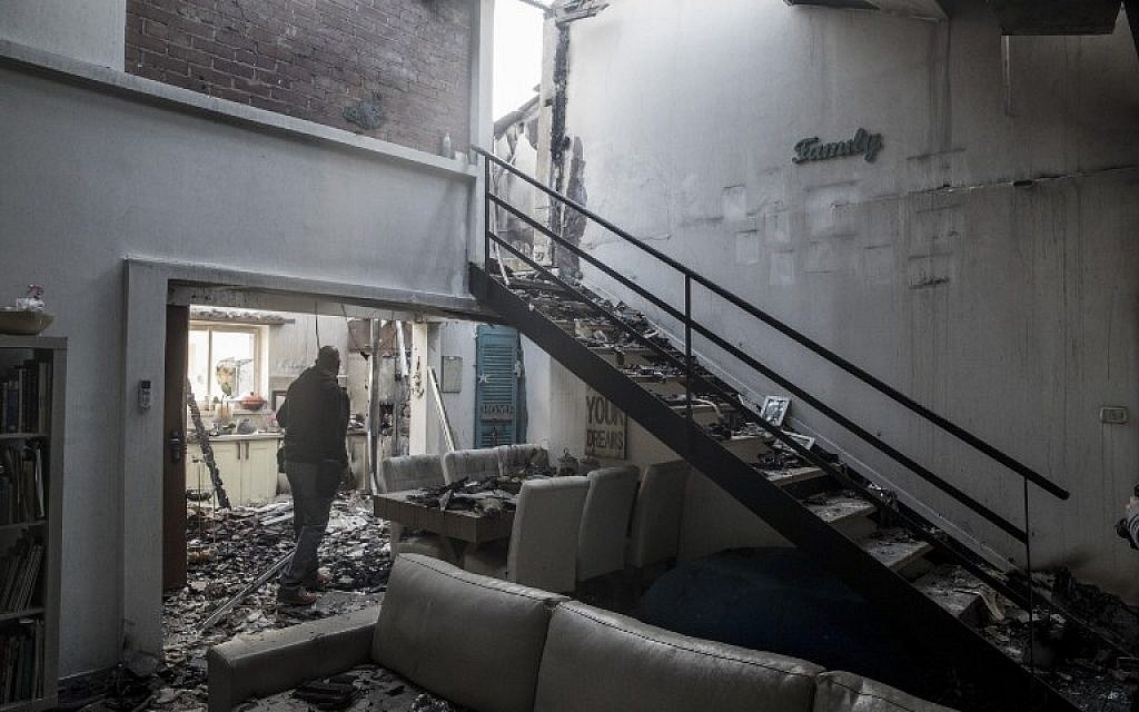 The damage inside a burnt house in the northern Israeli town of Haifa following a wildfire, November 25, 2016. (AFP/ JACK GUEZ)
