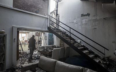 The damage inside a burnt house in the northern Israeli town of Haifa following a wildfire, November 25, 2016. (AFP/ JACK GUEZ)