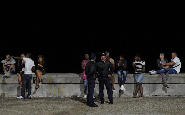 Cubans gather at Malecon coastal esplanade in Havana early on November 26, 2016, as news broke of the death of Fidel Castro. (AFP PHOTO/YAMIL LAGE) 
