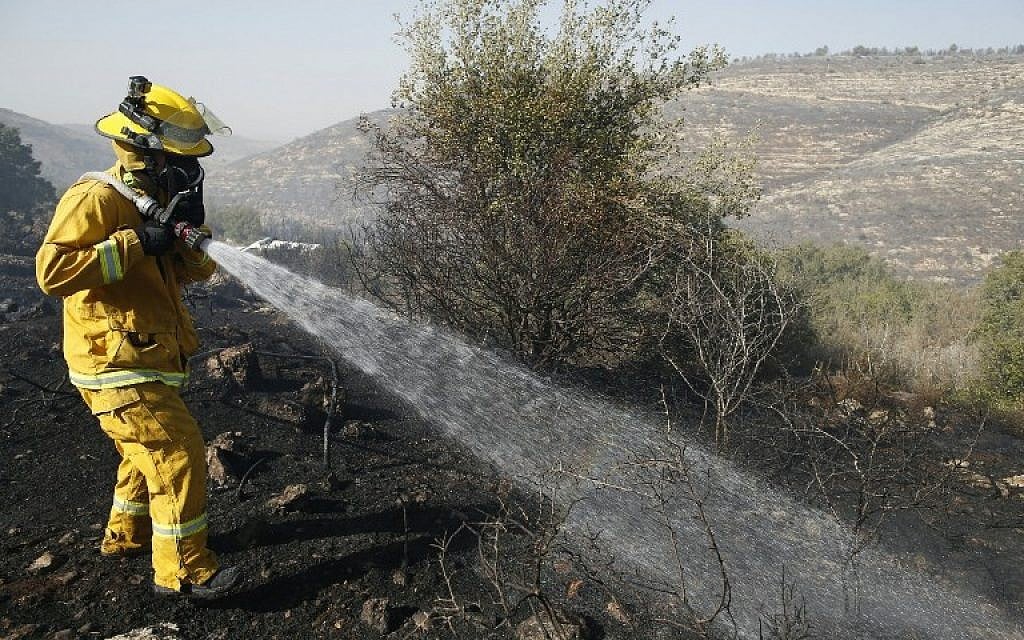 An Israeli firefighter battles the blaze at the village of Nataf, in the Jerusalem hills, on November 26, 2016. (AFP PHOTO/AHMAD GHARABLI) An Israeli firefighter battles the blaze at the village of Nataf, in the Jerusalem hills, on November 26, 2016. (AFP PHOTO/AHMAD GHARABLI)