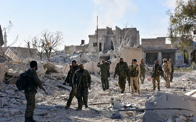 Syrian pro-government forces inspect an area in the Masaken Hanano district in eastern Aleppo, November 27, 2016. (AFP/GEORGE OURFALIAN)
