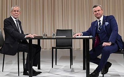 Alexander Van der Bellen, left, candidate for presidential elections of the Austrian Greens, Norbert Hofer, right, candidate of Austria's right-wing Freedom Party, FPOE, take their seats for a television debate in Vienna, Austria on November 27, 2016.(AFP/ JOE KLAMAR)