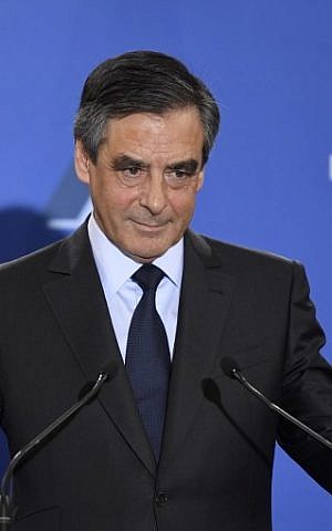 French candidate for the right-wing primaries ahead of France's 2017 presidential elections, Francois Fillon gestures as he delivers a speech following the first results of the primary's second round on November 27, 2016, at his campaign headquarters in Paris. (AFP PHOTO / Eric FEFERBERG_