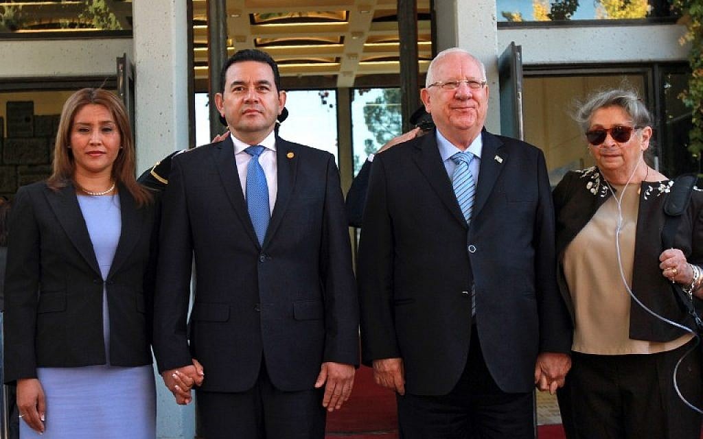 President Reuven Rivlin (2nd R) and his wife Nehama (R), Guatemalan President Jimmy Morales and his wife Patricia Marroquin review an honor guard during an official welcoming ceremony at the presidential compound in Jerusalem, on November 28, 2016. (AFP PHOTO/GIL COHEN-MAGEN)