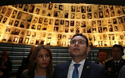 Guatemalan President Jimmy Morales (R) and wife Gilda Marroquin visit the Hall of Names at Yad Vashem Holocaust Memorial in Jerusalem on November 28, 2016. (AFP/Gali Tibbon)