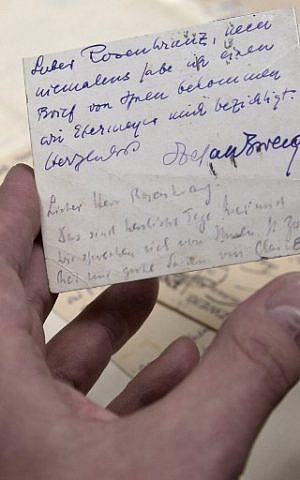 The German-born archivist in charge of the Zweig collections for Israels National Library, Stefan Litt shows a letter sent by Austrian author Stefan Zweig to a young man named Hans Rosenkranz during their 12-year correspondence, on November 28, 2016 at the Israels National Library in Jerusalem. (AFP PHOTO / MENAHEM KAHANA) The German-born archivist in charge of the Zweig collections for Israels National Library, Stefan Litt shows a letter sent by Austrian author Stefan Zweig to a young man named Hans Rosenkranz during their 12-year correspondence, on November 28, 2016 at the Israels National Library in Jerusalem. (AFP PHOTO / MENAHEM KAHANA)