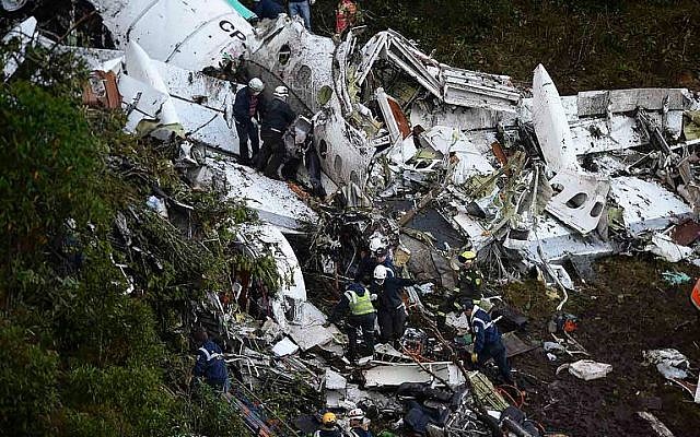 Rescuers search for survivors from the wreckage of the LAMIA airlines charter plane carrying members of the Chapecoense Real football team that crashed in the mountains of Cerro Gordo, municipality of La Union, on November 29, 2016. ( AFP PHOTO / RAUL ARBOLEDA)