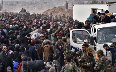 Syrian families, fleeing from various eastern districts of Aleppo, queue to get onto government buses in the government-held eastern neighbourhood of Jabal Badro, November 29, 2016, (AFP/George OURFALIAN)