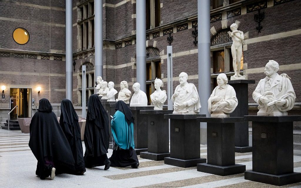 Women wearing niqab visit the Senate on November 23, 2016 in the Hague, the Netherlands. (AFP PHOTO/ANP/STR)