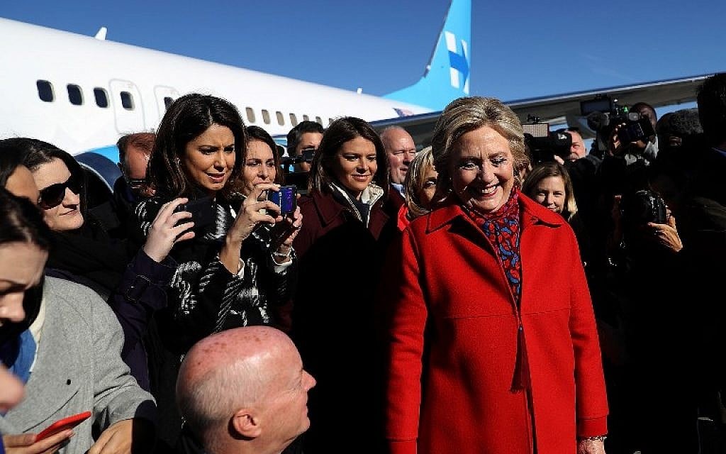 Members of the traveling press surround Democratic presidential nominee Hillary Clinton before she boards her campaign plane at Westchester County Airport on November 7, 2016 in White Plains, New York. (Justin Sullivan/Getty Images/AFP)