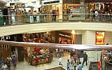 The inside of the Westfield Garden State Plaza mall in Paramus, New Jersey. (CC BY-SA, LuigiNovi, Wikipedia)