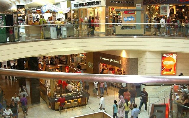 The inside of the Westfield Garden State Plaza mall in Paramus, New Jersey. (CC BY-SA, LuigiNovi, Wikipedia) The inside of the Westfield Garden State Plaza mall in Paramus, New Jersey. (CC BY-SA, LuigiNovi, Wikipedia)