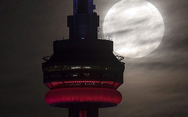 The brightest moon in almost 69 years sets behind the CN tower in Toronto on Monday, Nov. 14, 2016. The phenomenon is known as the supermoon. (Frank Gunn/The Canadian Press via AP) The brightest moon in almost 69 years sets behind the CN tower in Toronto on Monday, Nov. 14, 2016. The phenomenon is known as the supermoon. (Frank Gunn/The Canadian Press via AP)
