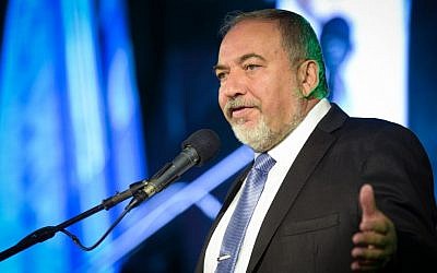 Defense Minister Avigdor Liberman speaks during a ceremony at Defense Ministry headquarters in in Tel Aviv, November 3, 2016. (Flash90)