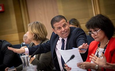 MK Eitan Cabel chairs an emergency meeting of the Knesset Economic Affairs Committee regarding plans to dismantle the new Israel Public Broadcasting Corporation. (Miriam Alster/Flash90)