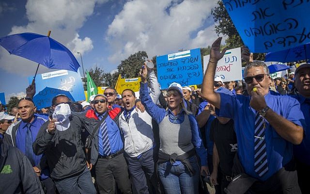 Egged bus company employees protest outside the Finance Ministry in Jerusalem on November 2, 2016 (Yonatan Sindel/Flash90) Egged bus company employees protest outside the Finance Ministry in Jerusalem on November 2, 2016 (Yonatan Sindel/Flash90)