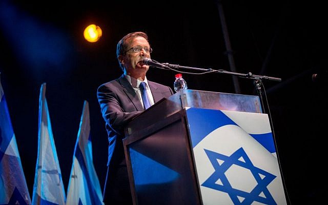 Opposition leader Isaac Herzog speaks at a rally marking 21 years since the assassination of late prime minister Yitzhak Rabin, at Tel Aviv's Rabin Square on November 5, 2016. (Photo by Miriam Alster/Flash90)
