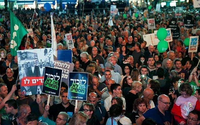 Israelis attend a rally marking 21 years since the assassination of late prime minister Yitzhak Rabin at Rabin Square in Tel Aviv on November 5, 2016. (Miriam Alster/Flash90)