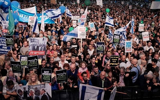 Israelis attend a rally marking 21 years since the assassination of late prime minister Yitzhak Rabin, at Rabin Square in Tel Aviv on November 5, 2016. (Tomer Neuberg/Flash90)