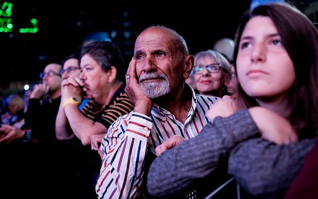 Israelis attend a rally marking 21 years since the assassination of Yitzhak Rabin at Rabin Square in Tel Aviv on November 5, 2016 (Photo by Tomer Neuberg/Flash90)