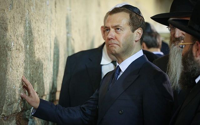 Prime Minister of Russia Dmitry Medvedev, touches the Western Wall in Jerusalem on November 10, 2016. (Shlomi Cohen/Flash90) Prime Minister of Russia Dmitry Medvedev, touches the Western Wall in Jerusalem on November 10, 2016. (Shlomi Cohen/Flash90)