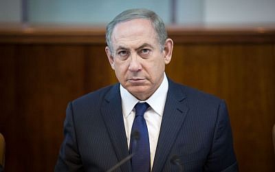 Prime Minister Benjamin Netanyahu leads the weekly cabinet meeting at his office in Jerusalem on November 13, 2016. (Emil Salman/POOL)