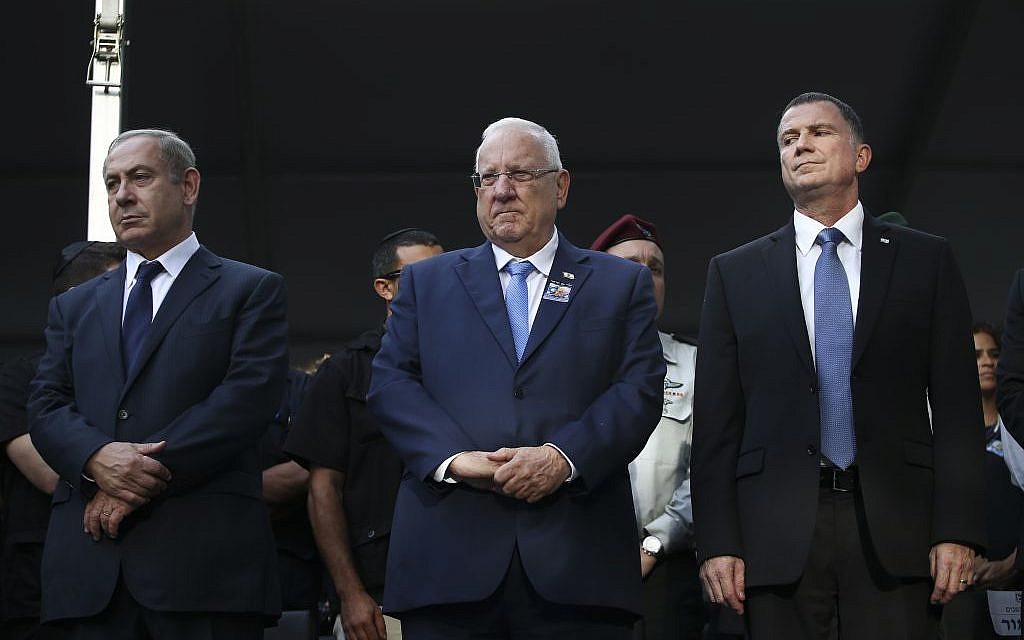 Prime Minister Benjamin Netanyahu (L) seen with  President Reuven Rivlin (C) and chairman of the Knesset Yuli Edelstein at a memorial service marking 21 years since the assassination of late  prime minister Yitzhak Rabin, held at Mount Herzl cemetery in Jerusalem. November 13, 2016. (Ohad Zwigenberg/POOL)
