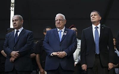  Prime Minister Benjamin Netanyahu (L) seen with President Reuven Rivlin (C) and chairman of the Knesset Yuli Edelstein at a memorial service marking 21 years since the assassination of late prime minister Yitzhak Rabin, held at Mount Herzl cemetery in Jerusalem. November 13, 2016. (Ohad Zwigenberg/POOL)