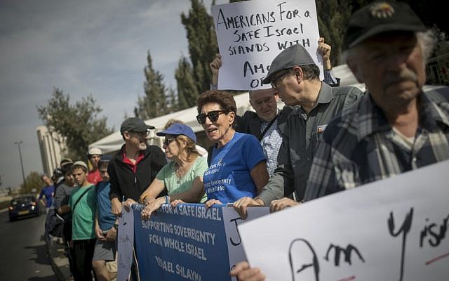 Israelis from the West Bank settlement of Ofra and the Amona outpost hold a demonstration demanding the approval of a bill legalizing West Bank outposts, near the Prime Minister's Office in Jerusalem, November 13, 2016. (Yonatan Sindel/Flash90)