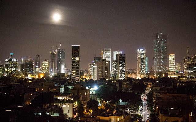 The supermoon rises over Tel Aviv, on November 14, 2016. (Miriam Alster/FLASH90) The supermoon rises over Tel Aviv, on November 14, 2016. (Miriam Alster/FLASH90)