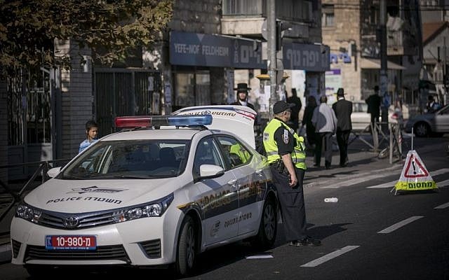 Illustrative: Israel Police officers at a crime scene, November 14, 2016 in Jerusalem. (Yonatan Sindel/Flash90) Illustrative: Israel Police officers at a crime scene, November 14, 2016 in Jerusalem. (Yonatan Sindel/Flash90)