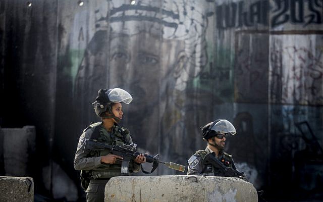 Israeli security forces guard at the Qalandiya Checkpoint near Ramallah, following an attempted stabbing attack, on November 22, 2016. (Credit: Flash90) Israeli security forces guard at the Qalandiya Checkpoint near Ramallah, following an attempted stabbing attack, on November 22, 2016. (Credit: Flash90)