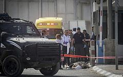 Israeli security forces near the body of Palestinian man who was shot and killed while trying to stab an Israeli police officer, at tye Qalandiya Checkpoint near Ramallah, November 22, 2016. (Credit: Flash90)