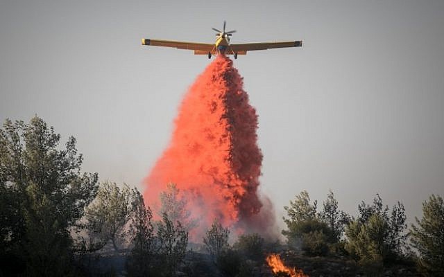 Israeli firefighter airplanes try to extinguish a forest fire which broke out in the forest near the Nataf nature reserve, outside of Jerusalem on November 23, 2016. (Yonatan Sindel/Flash90) Israeli firefighter airplanes try to extinguish a forest fire which broke out in the forest near the Nataf nature reserve, outside of Jerusalem on November 23, 2016. (Yonatan Sindel/Flash90)
