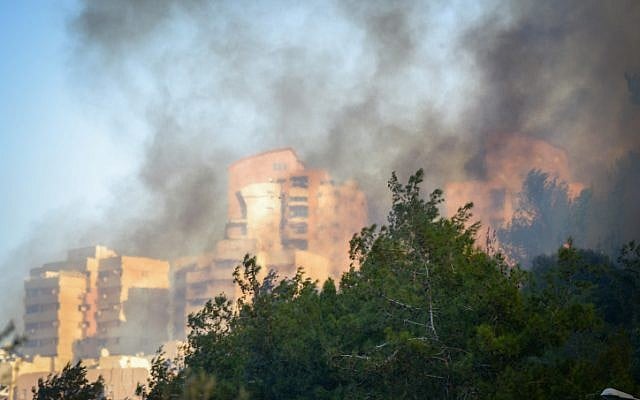 Smoke billows over the northern Israeli city of Haifa, where a major fire was raging, November 24, 2016. (Meir Vaknin/Flash90) Smoke billows over the northern Israeli city of Haifa, where a major fire was raging, November 24, 2016. (Meir Vaknin/Flash90)