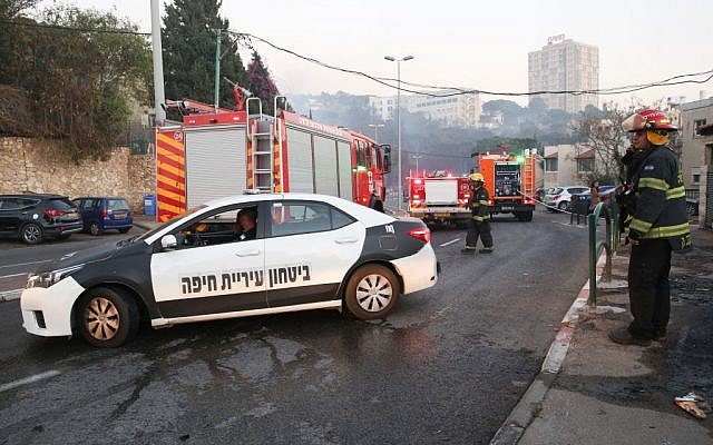 Israeli security and firefighters seen during a large fire in Haifa on November 24, 2016. (Yaakov Cohen/Flash90) Israeli security and firefighters seen during a large fire in Haifa on November 24, 2016. (Yaakov Cohen/Flash90)