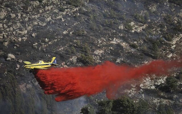 Firefighter planes tackle a forest fire n the forest near Neve Ilan, outside of Jerusalem, on November 24, 2016. (Yonatan Sindel/Flash90) Firefighter planes tackle a forest fire n the forest near Neve Ilan, outside of Jerusalem, on November 24, 2016. (Yonatan Sindel/Flash90)