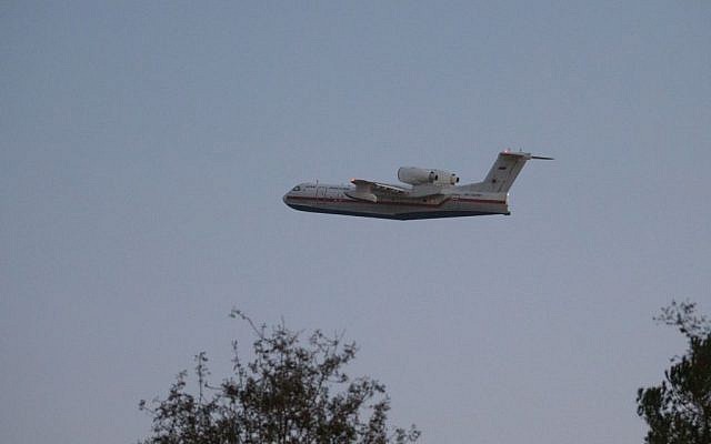 Firefighting planes try to extinguish a wildfire which broke out at the entrance to Nataf, in the Jerusalem hills, on November 25, 2016. (Photo by Yonatan Sindel/Flash90) Firefighting planes try to extinguish a wildfire which broke out at the entrance to Nataf, in the Jerusalem hills, on November 25, 2016. (Photo by Yonatan Sindel/Flash90)