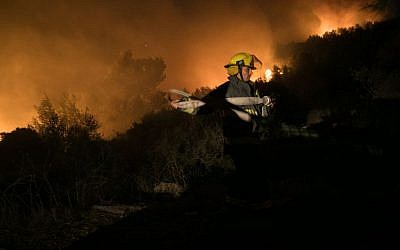 Fire fighters try to extinguish a wildfire which broke out at the entrance to Nataf, in the Jerusalem hills, on November 25, 2016. (Yonatan Sindel/Flash90)