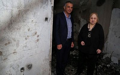 Finance Minister Moshe Kahlon meets a resident whose house was damaged by a forest fire last week, in Haifa, November 27, 2016. (Yaakov Lederman/Flash90) Finance Minister Moshe Kahlon meets a resident whose house was damaged by a forest fire last week, in Haifa, November 27, 2016. (Yaakov Lederman/Flash90)