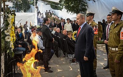 Prime Minister Benjamin Netanyahu lays a wreath during a memorial ceremony for the 1956 Suze (Kadesh) military operation, at Mount Herzl cemetery, Jerusalem, on November 28, 2016. (Amos Ben Gershom/GPO)