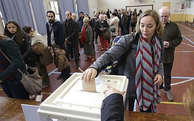 A woman casts her ballot in the first round of the French conservatives nationwide primary election, in Marseille , southern France, November 20, 2016. (AP Photo/Claude Paris)