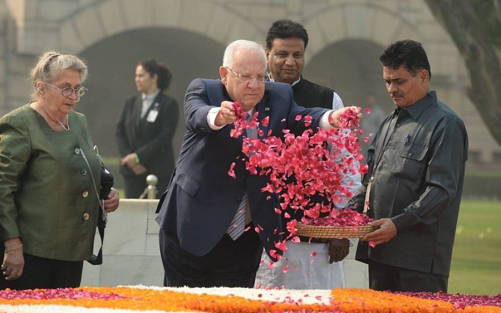 During his visit to New Delhi, President Reuven Rivlin sprinkles petals on the tomb of Mahatma Gandhi, November 15, 2016 (Mark Neiman/GPO)