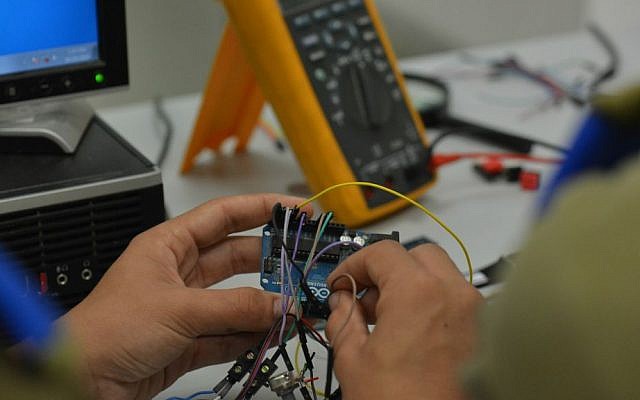 Teams working on the IDF cadets's bracelet (Courtesy IDF Spokesperson Unit)